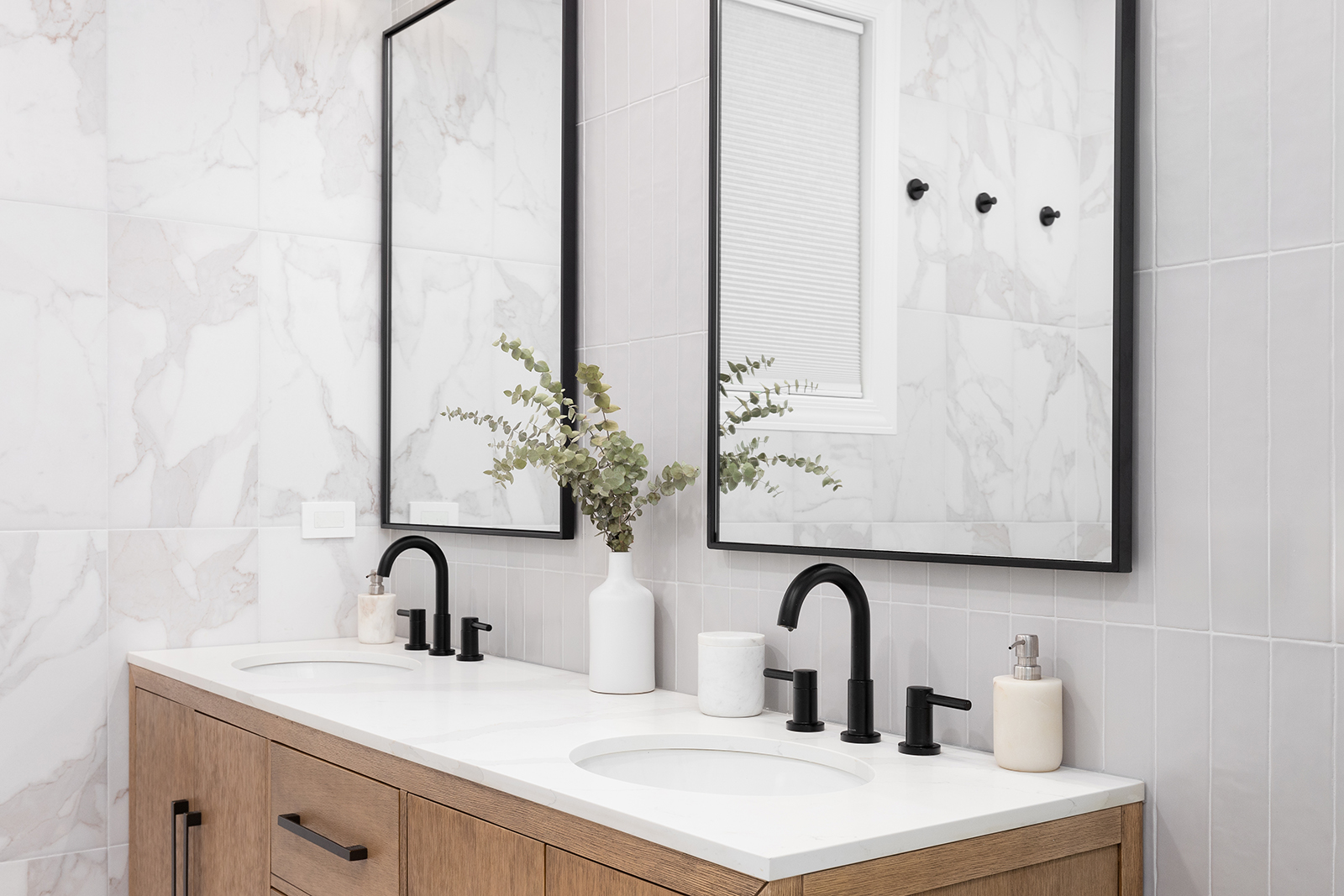 Choosing Between Frameless and Framed Mirrors in primarylocation1}