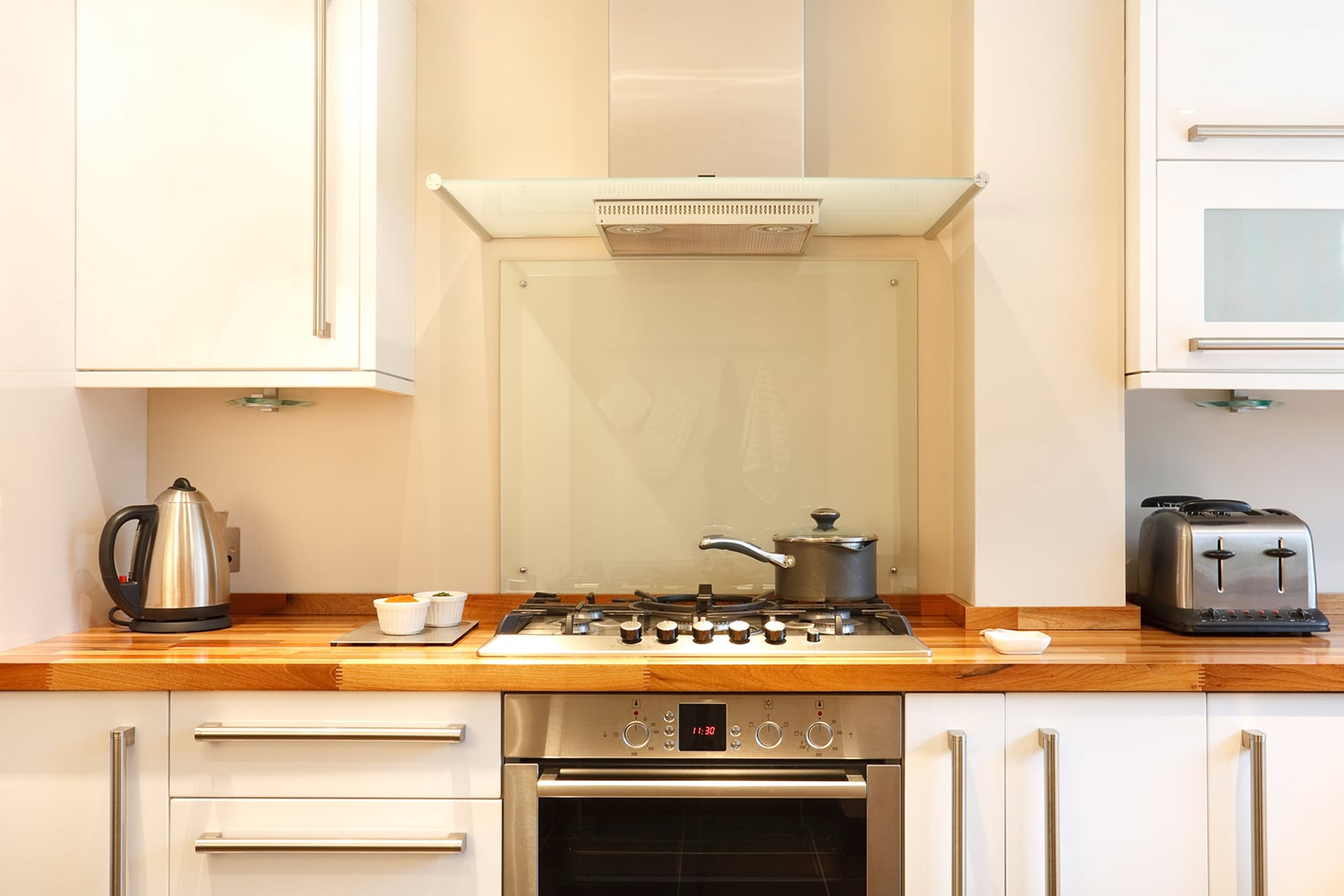 Are Heat-Resistant Glass Splashbacks Worth It? in primarylocation1}